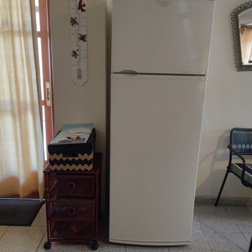 Pitsos refrigerator with top freezer, like new, energy class A