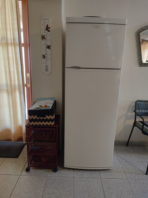 Pitsos refrigerator with top freezer, like new, energy class A