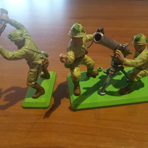 Britains Detailed 1:32 American and Japanese Marine Figures with Mortar like new