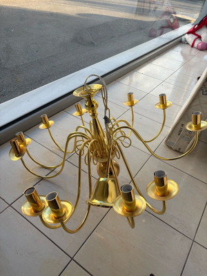 Ceiling light like new with twelve bulbs