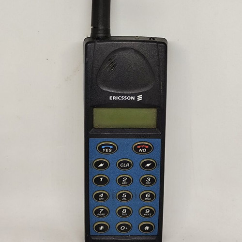 Ericsson GA628 mobile phone 1996, complete with accessories