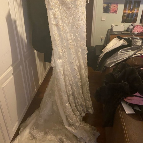 Vintage wedding dress like new with impressive train and crystals