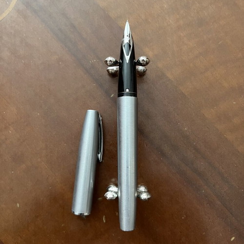 Sheafer pen like new, medium nib, needs ink cartridge