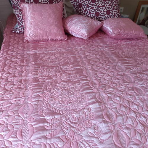 Vintage satin quilt with three small decorative pillows, like new