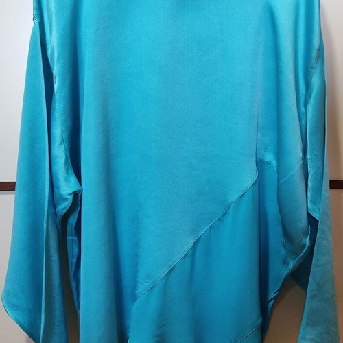 Maurizio turquoise silk blouse XL used with 2 necklaces gift