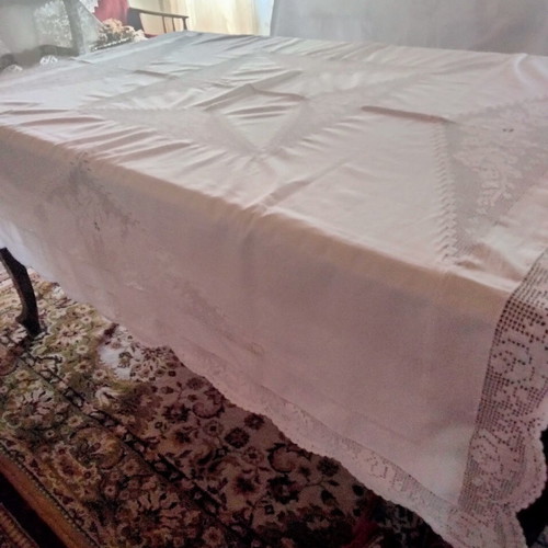 Τραπεζομάντηλο χειροποίητο με πλεχτές γωνίες και δαντέλα καινούργιο
