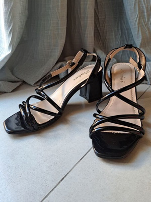 Black patent leather sandals with wide heel new, Pinkai size 39