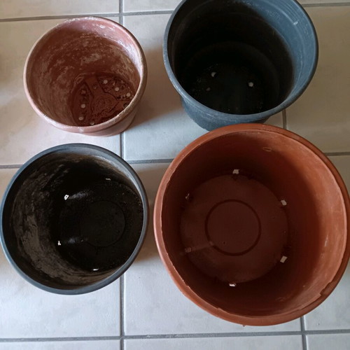 Plastic flower pots used, pack of 22, black and terracotta