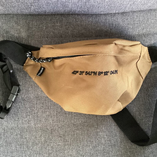 Banana bag in like new condition, brown