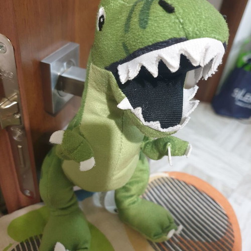Plush dinosaur like new