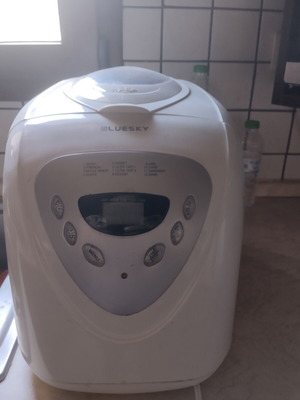 Bread Maker like new, kneads and bakes in three hours