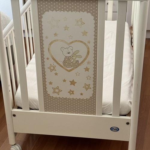 Baby cot like new, barely used