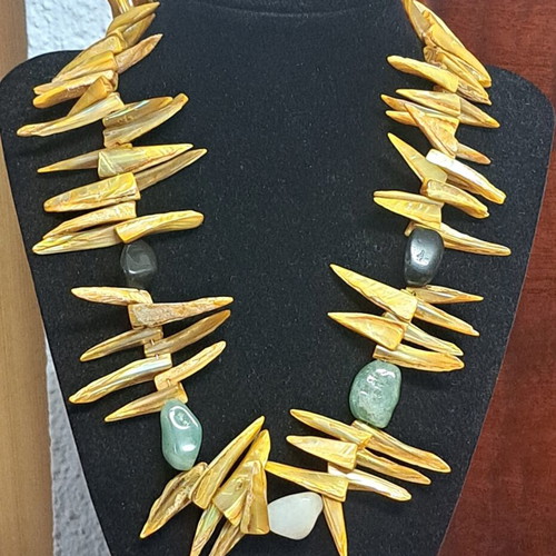 Short necklace with shell chips and natural stones
