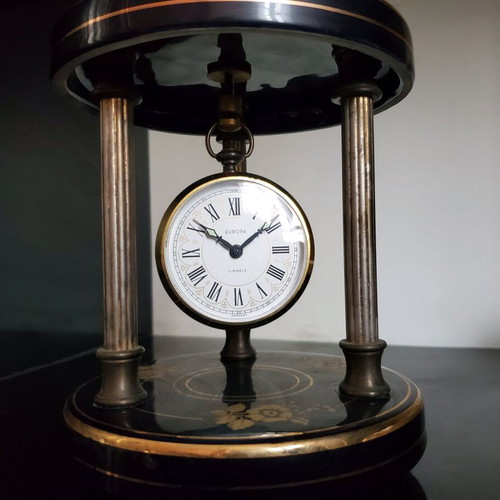 Vintage 400-day mechanical analog table clock used