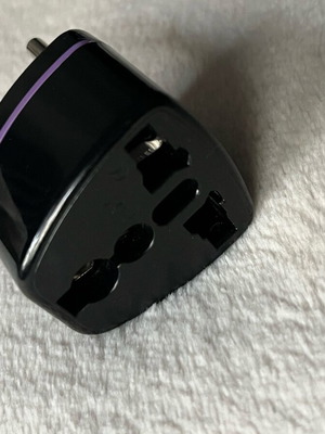 Γενικός αντάπτορας ρεύματος μεταχειρισμένος με δύο στρογγυλά καρφιά