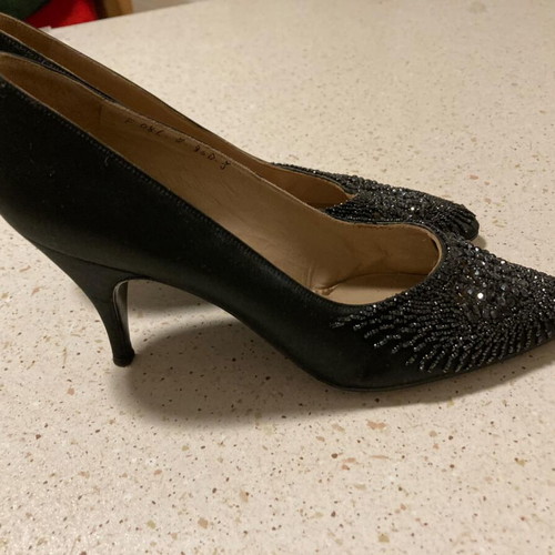 Shoes with sequins and beads like new, black pumps