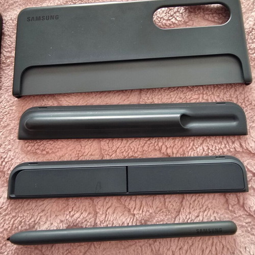 Samsung Fold 4 cases like new with stylus and stand