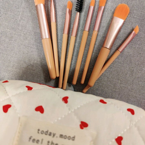 Makeup brush set of 8 with heart-patterned pouch new