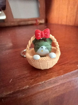 Keychain with kitten in basket like new