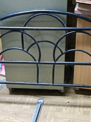 Metal bed used 110/200 durable
