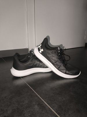 Αθλητικά παπούτσια Under Armour νούμερο 42.5, μαύρα και λευκά