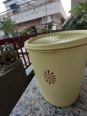 Tupperware container vintage 1970, like new, yellow, airtight