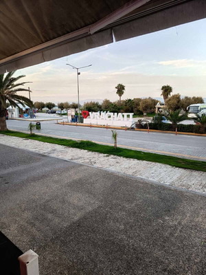 Υπερυψωμένο ισόγειο κατάστημα 300τμ με κουζίνα inox και ηλεκτρική οροφή στο Βραχάτι
