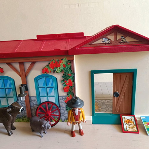 Playmobil suitcase used with missing parts