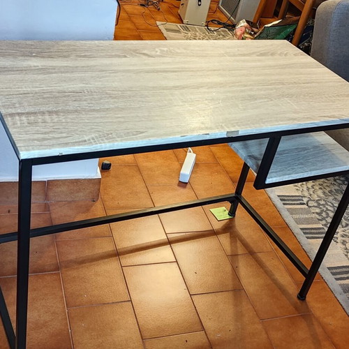 Children's desk with reading lamp used, 100 x 50 x 75 cm
