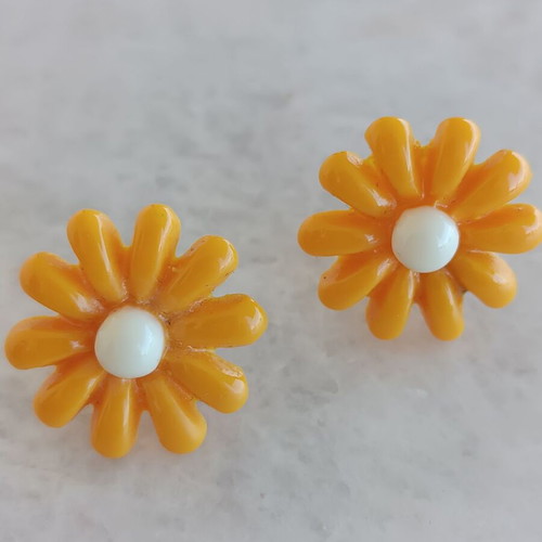 Plastic earrings like new, lightweight, with box now