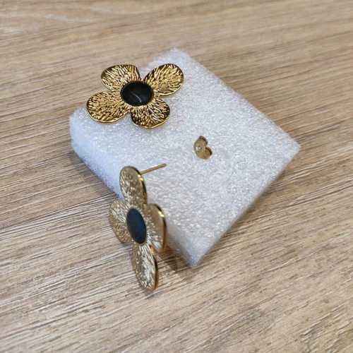 Gold-plated earrings new with black and gold color flower petal design