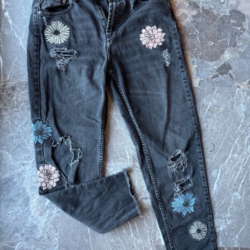 Pull & Bear women's black jeans with rips and embroidered flowers like new