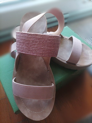Children's sandals size 38, like new, pink, memory foam sole