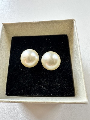 Pearl earrings like new, champagne color, silver