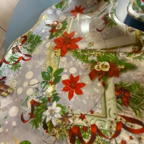 Set of 2 Christmas platters like new with designs