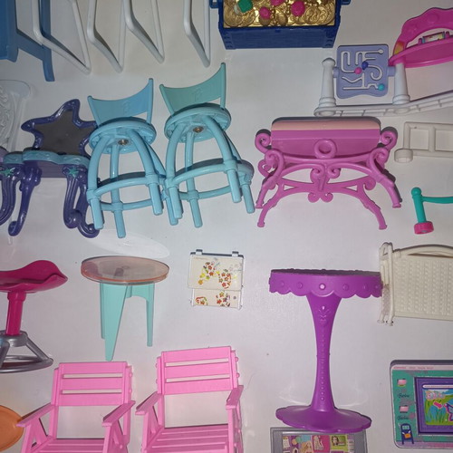 Barbie furniture set, many pieces, excellent condition