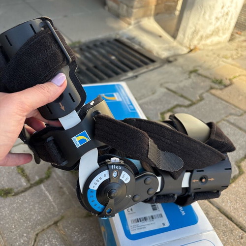 Telescopic functional brace with goniometer used for left arm