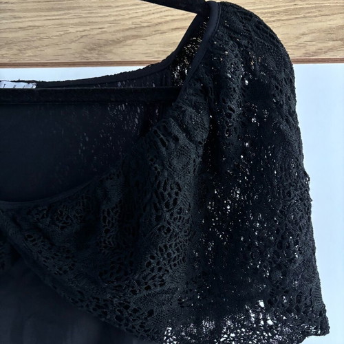 Bodycon top black like new with lace and short sleeves