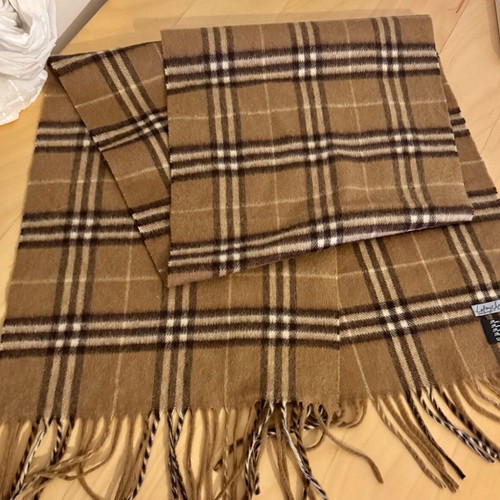 Galléries Lafayette 100% wool scarf like new, beige