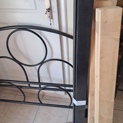 Iron bed frame for 1.90x1.10 mattress, like new