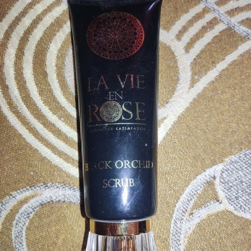 Black Orchid Scrub by La Vie En Rose new facial exfoliator