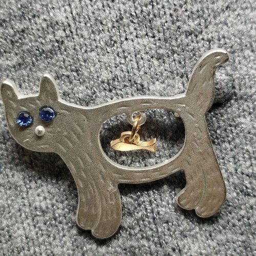 Cat brooch with fish new, impressive