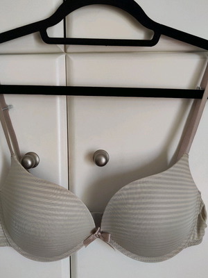 Gisela bra like new, 75B, push up, beige