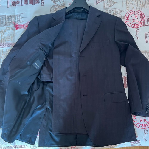 Костюми и кадифено сако като нови, включително Cerutti, Tommy Hilfiger, Ermenegildo Zegna
