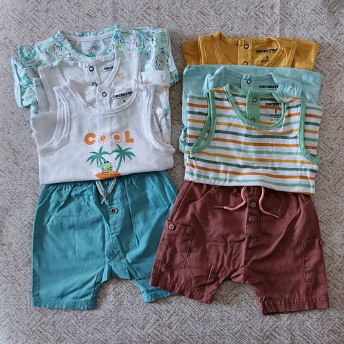 Orchestra set of 6 t-shirts and 2 shorts like new, for 6 months
