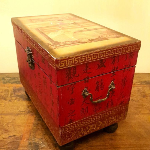 Retro Chinese red-bordeaux storage chest like new with feet