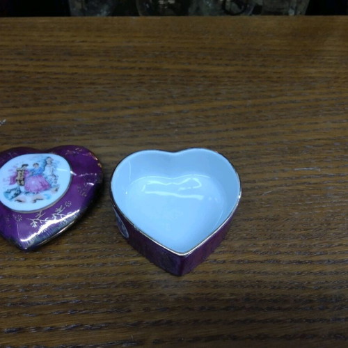 Porcelain jewelry box like new, purple with gold details