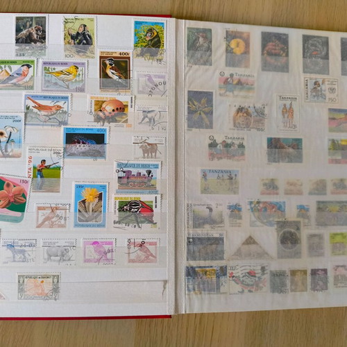 Deagostini stamp collection with 2 luxury leather albums like new