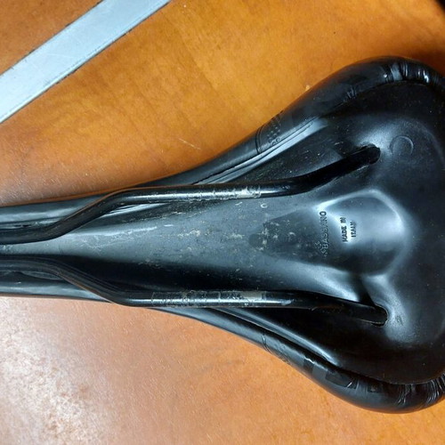 Defender Bassano bicycle saddle like new