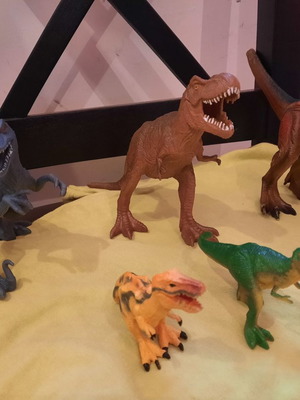 Dinosaurs. 5 figures